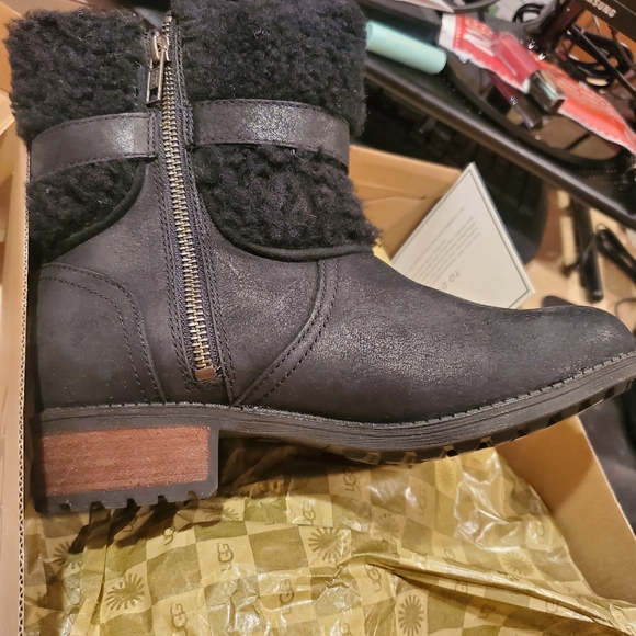 Brand New in box Ugg Australia women's Blayre II size 5 black boots - Picture 2 of 6